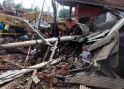 Diduga Rem Blong, Truk Trailer Tabrak 9 Rumah di Malang Hingga Ringsek