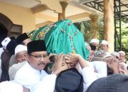 Takziah ke Ra Lilur, Gus Ipul Ikut Angkat Keranda Jenazah