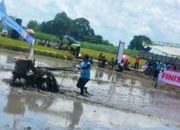 Ini Keseruan Petani Mojokerto Saat Balap Traktor di Sawah