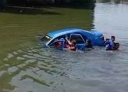 Viral di Medsos, Taksi Bawa Satu Keluarga Nyemplung ke Sungai