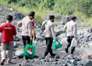 Seberangi Sungai Lahar Dingin Semeru, Kapolres Lumajang Salurkan Bansos Untuk Warga Terisolir