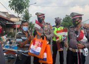 Satlantas Polres Bojonegoro Beri Paket Sembako dan Bendera Merah Putih untuk Warga Terdampak Covid -19