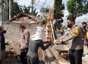 Jumat Berkah, Polresta Banyuwangi Bagikan Kotak Nasi Untuk Para Pekerja 