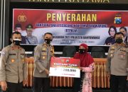 Polresta Banyuwangi Menyerahkan Bantuan Tunai Kepada PKL dan Warung (BTPKLW)