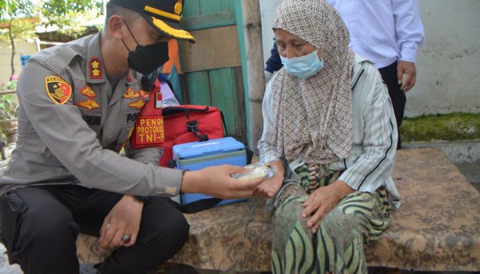 Kapolres Situbondo Terus Gencarkan Vaksinasi Bagi Lansia