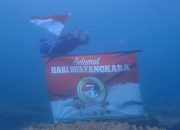 Pengibaran Bendera Merah Putih di Bawah Laut Oleh Satpolair Polresta Banyuwangi Semarakkan Hari Bhayangkara ke 76