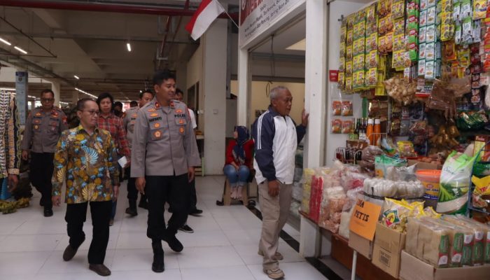 Polres Ngawi Bersama Disperindag Cek Kestabilan Harga Bahan Pangan di Pasar Tradisional