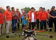 Kunjung Lapang di Nganjuk, Ir. Mindo Sianipar Demonstrasikan Pemupukan Tanaman Menggunakan Drone