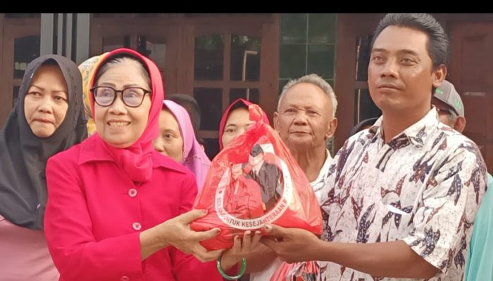 PDI Perjuangan Gelar Baksos Di Desa Kwagean Kec. Loceret