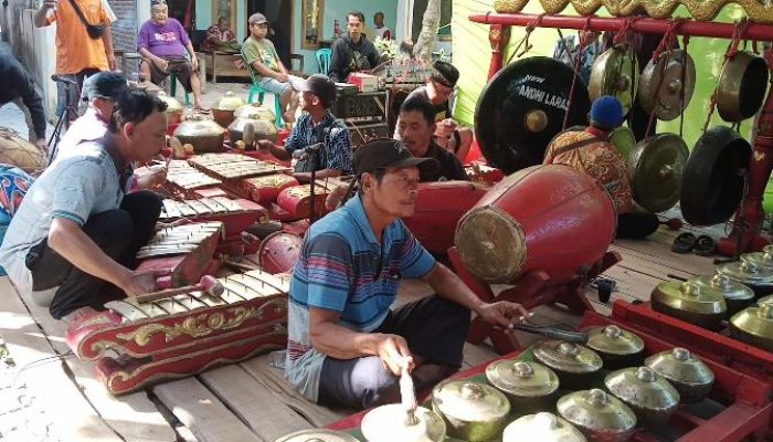 Gelar Nyadran, Warga Sukorejo Sajikan Hiburan Langen Beso