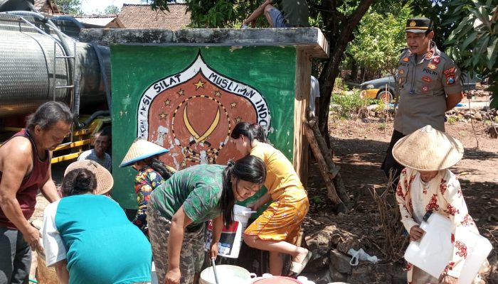 Polsek Ngetos, BPBD dan Pemdes Salurkan Air Bersih di Dusan Jatirejo