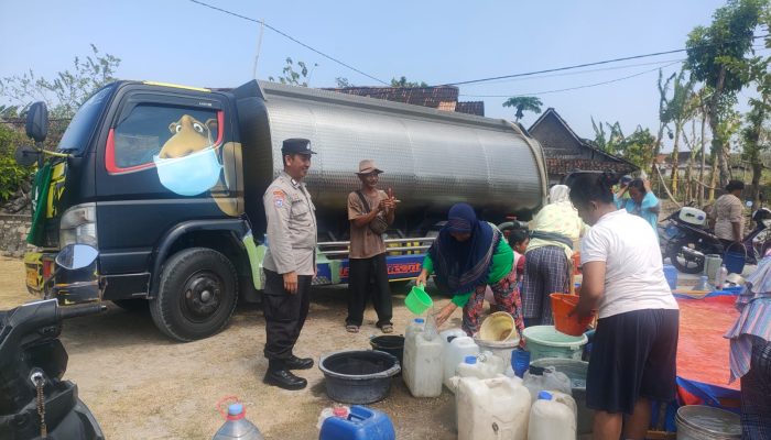 Polres Ngawi Distribusikan Air Bersih Untuk Warga Kecamatan Pitu Kabupaten Ngawi