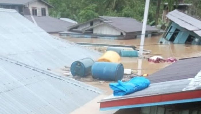 Banjir Malinau Seret Dua Rumah Warga