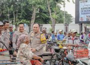 Merakyat, Kapolrestabes Surabaya Ajak Sarapan Bareng dan Berbagi Sembako untuk Abang Becak