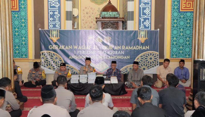 Sambut Ramadhan Polres Lamongan Waqaf 973 Al-Qur’an ke Masjid dan Mushola