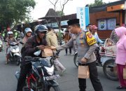 Aksi Sosial Polres Nganjuk dan Bhayangkari Cabang Nganjuk, akjil Gratis untuk Pengguna Jalan di Bulan Suci Ramadhan