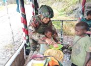 Satgas Yonif 509 Kostrad Berbagi Sarapan Untuk Masyarakat Papua