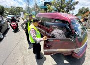 Layanan Prima Operasi Ketupat Semeru 2024, Polisi Rela Dorong Mobil Wisatawan di Kota Batu yang Mogok