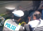 Ban Bocor di Nganjuk, Petugas Posyan Pujahito Langsung Bergerak Bantu Mobil Terdampar