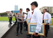 Hari Kesadaran Nasional, Kapolda Jatim Kembali Beri Penghargaan Anggota Berprestasi