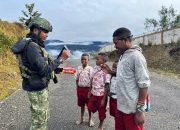 Tanpa Alas Kaki Anak Papua Semangat Bersekolah Dapat Hadiah Dari Prajurit Condromowo