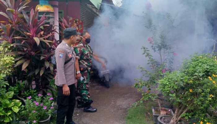 Cegah DBD Polisi Dampingi Dinkes Tulungagung Lakukan Fogging