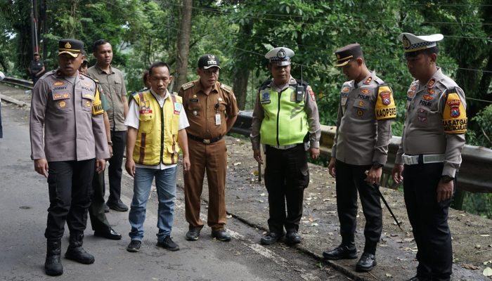 Kapolres Jember Cek Jalan Lintas Gumitir yang Retak Himbau Kendaraan Berat Lewat Jalur Pantura