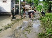 Polres Nganjuk Gotong Royong Bersama Warga Bersihkan Material Sisa Luapan Sungai Jurang Dandang