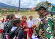 Berikan Semangat Bersekolah, Satgas Yonif 509 Kostrad Bagi-Bagi Keceriaan Untuk Anak-Anak Papua