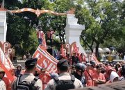 May Day, Ratusan Massa Mendatangi Kantor Bupati Untuk Menyuarakan Tuntutannya