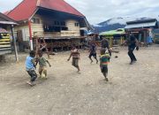 Satgas Yonif 509 Kostrad Berbagi Keceriaan Ajak Main Bola  Anak-anak Papua