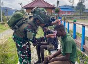 Ingin Ganteng dan Rapi, Remaja Intan Jaya Antri Untuk Pangkas Rambut Oleh Prajurit Satgas Yonif 509 Kostrad