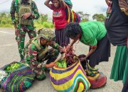 Senyuman Tulus Mama Papua, Dagangan di Borong Habis Satgas Yonif 509 Kostrad