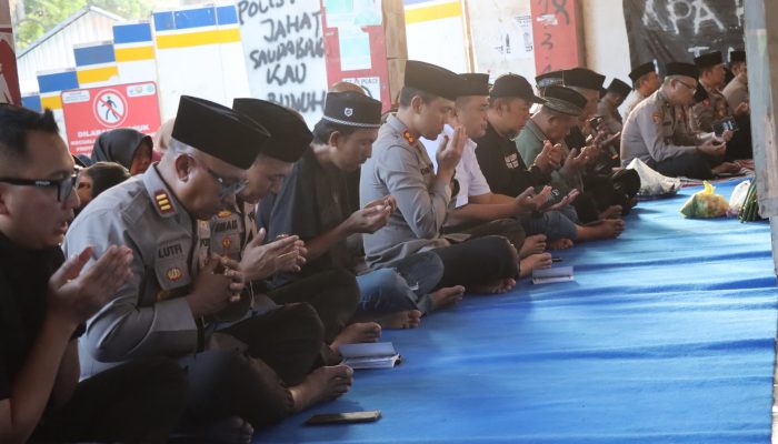 Polres Malang Bareng JSKK dan PK3 Gelar Doa Bersama di Pintu 13 Stadion Kanjuruhan