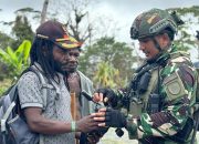 Disambut Baik Masyarakat Papua, Satgas Yonif 509 Kostrad Bagikan Bantuan Door To Door