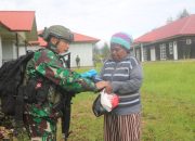 Satgas Buaya Putih Bagikan Bantuan Sembako dan Pakaian