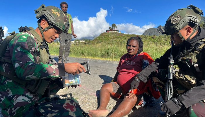 Saat Patroli Satgas Yonif 509 Kostrad Berikan Pertolongan Medis Pada Warga Instan Jaya