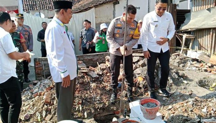 Dalam Rangka HUT Bhayangkara ke-78, Polres Nganjuk Lakukan Bedah Rumah Milik Wariam, Warga Kelurahan Kramat