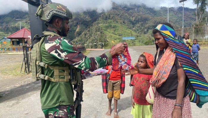 Satgas Pamtas Mobile Yonif 509 Kostrad memberikan Bantuan kepada Masyrakat di Kabupaten Intan Jaya