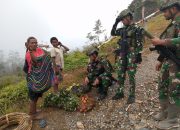 Satgas Yonif 509 Kostrad Berikan Perhatian kepada Masyarakat yang Melintas di Depan Tk Bilogai