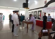 Pj Bupati Jombang Mengukuhkan Dan Menyerahkan SK Perpanjangan Jabatan Kades Dan BPD