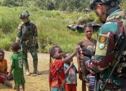 Senyum Anak Papua Sambut Patroli Satgas Yonif 509 Kostrad di Kampung Amisiga, Intan Jaya, Papua