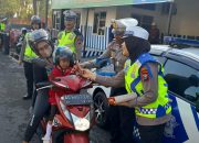 Operasi Patuh Semeru 2024, Polres Kediri Kota Beri Coklat Bagi Pengendara Tertib