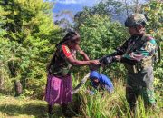 Satgas Yonif 509 Kostrad Gotong Royong  Dengan Masyarakat Papua