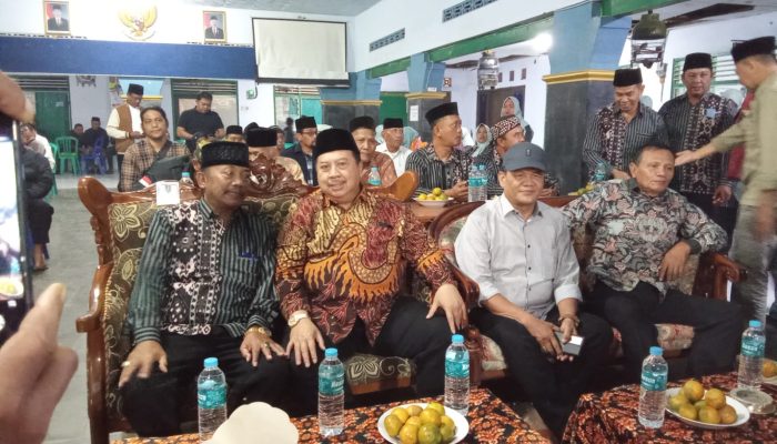 H. Warsubi Cabup Jombang 2024 Hadiri Pagelaran Wayang Kulit Di Desa Keras, Diwek.