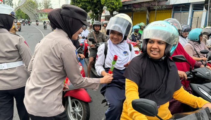 Sambut Hari Jadi ke – 76 Polwan Polres Lumajang Gelar Aksi Simpatik Sosialisasikan Kamseltibcarlantas