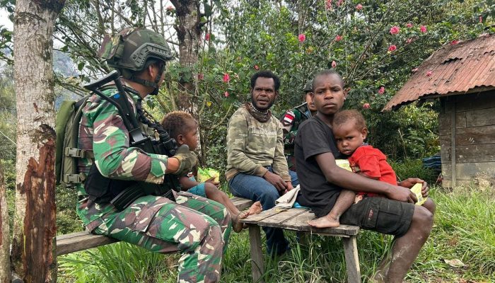 Satgas Yonif 509 Kostrad Patroli dan Sambangi Masyarakat Door to Door di Kampung Amisiga, Intan Jaya