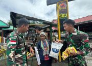 Satgas Yonif 509 Kostrad Berikan Bantuan Bahan Pokok Pada Mama Papua di Titik Kuat Mamba