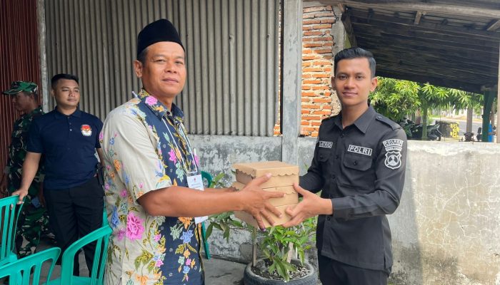 Apresiasi Pemilu: Polres Nganjuk Bagikan Nasi Kotak untuk Warga yang Gunakan Hak Pilih