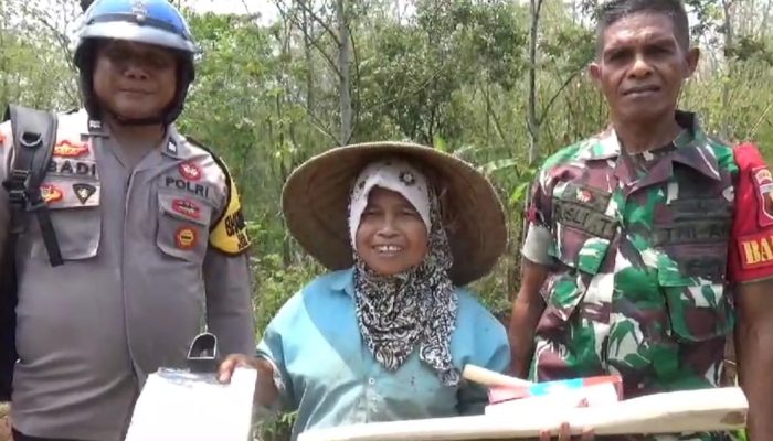 Sinergitas TNI-Polri di Bondowoso: Babinkamtibmas Berbagi Alat Pertanian untuk Dukung Ketahanan Pangan